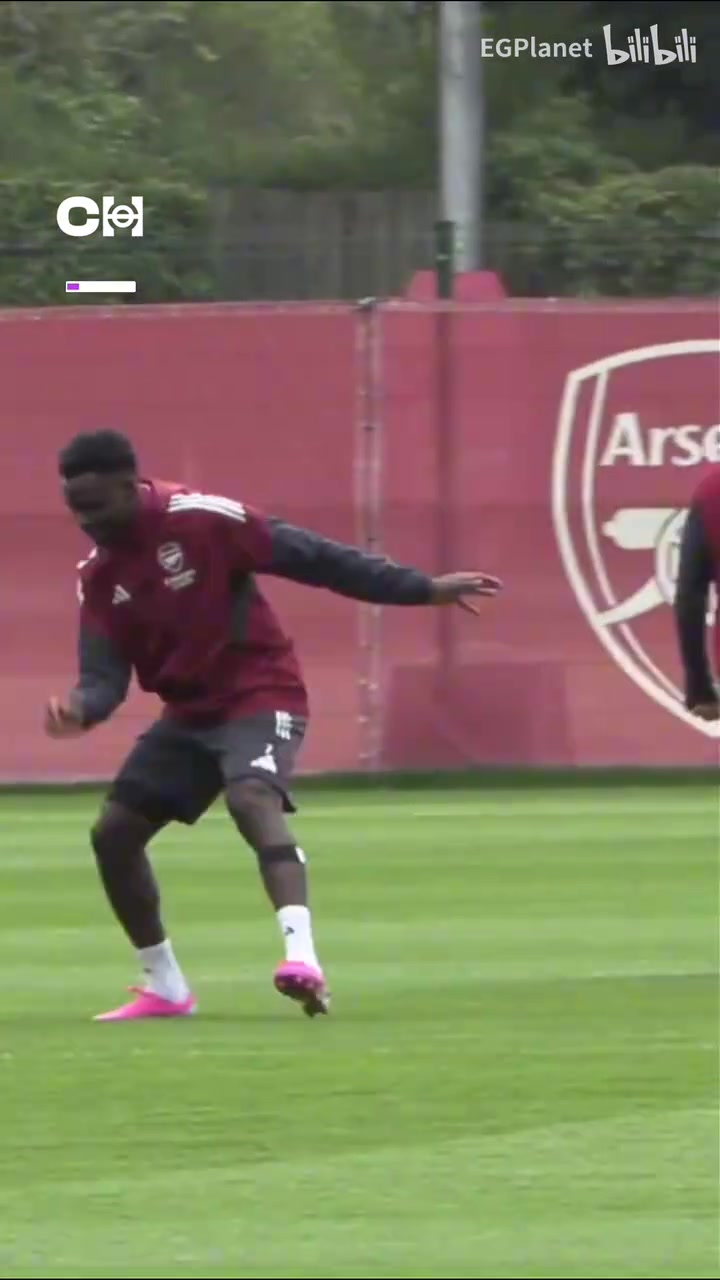 [体育头条]进攻手的对决！埃泽训练中尝试过掉萨卡~