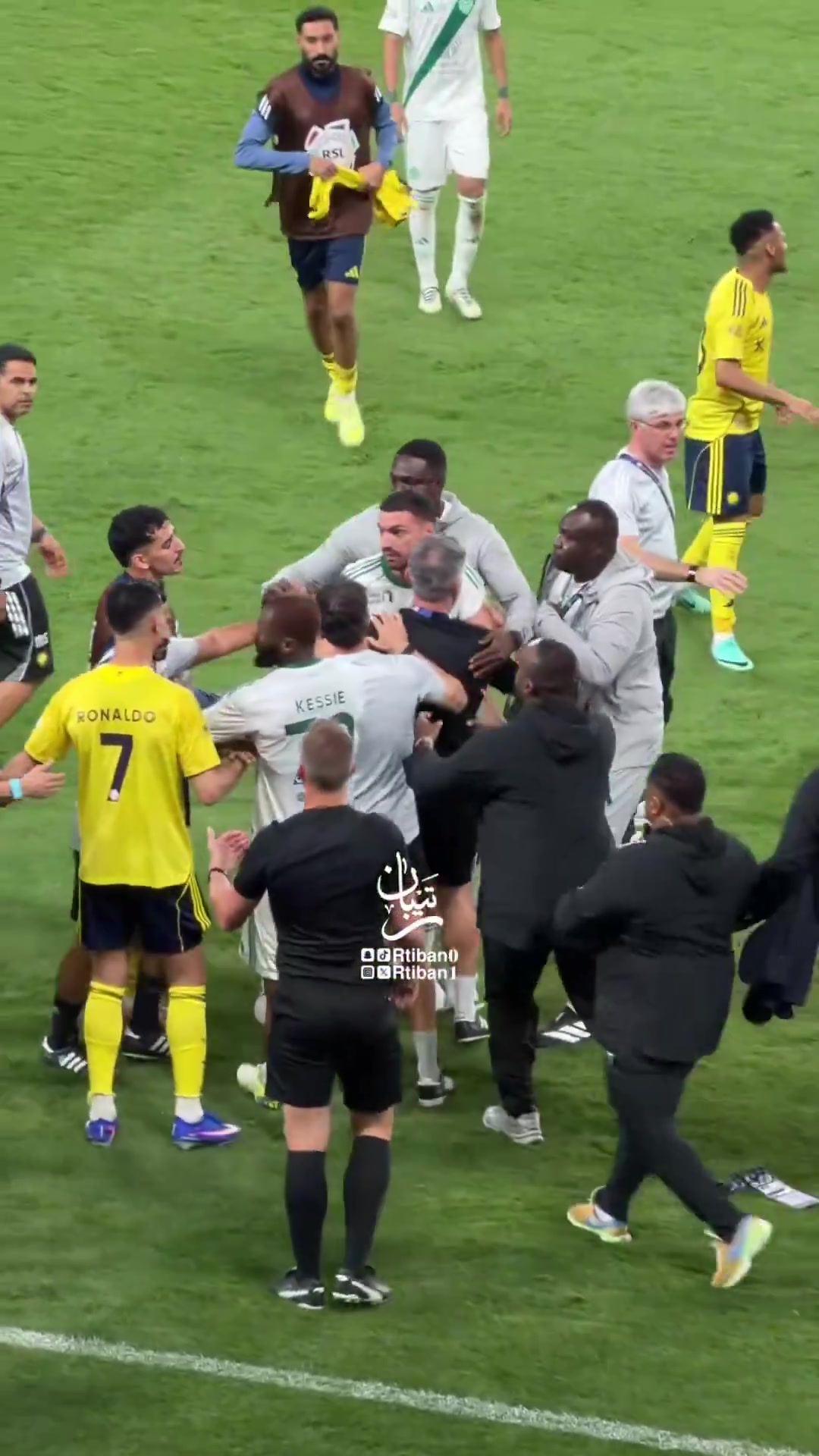 [体育头条]德米拉尔赛后找到C罗：看看你队友给我踢得