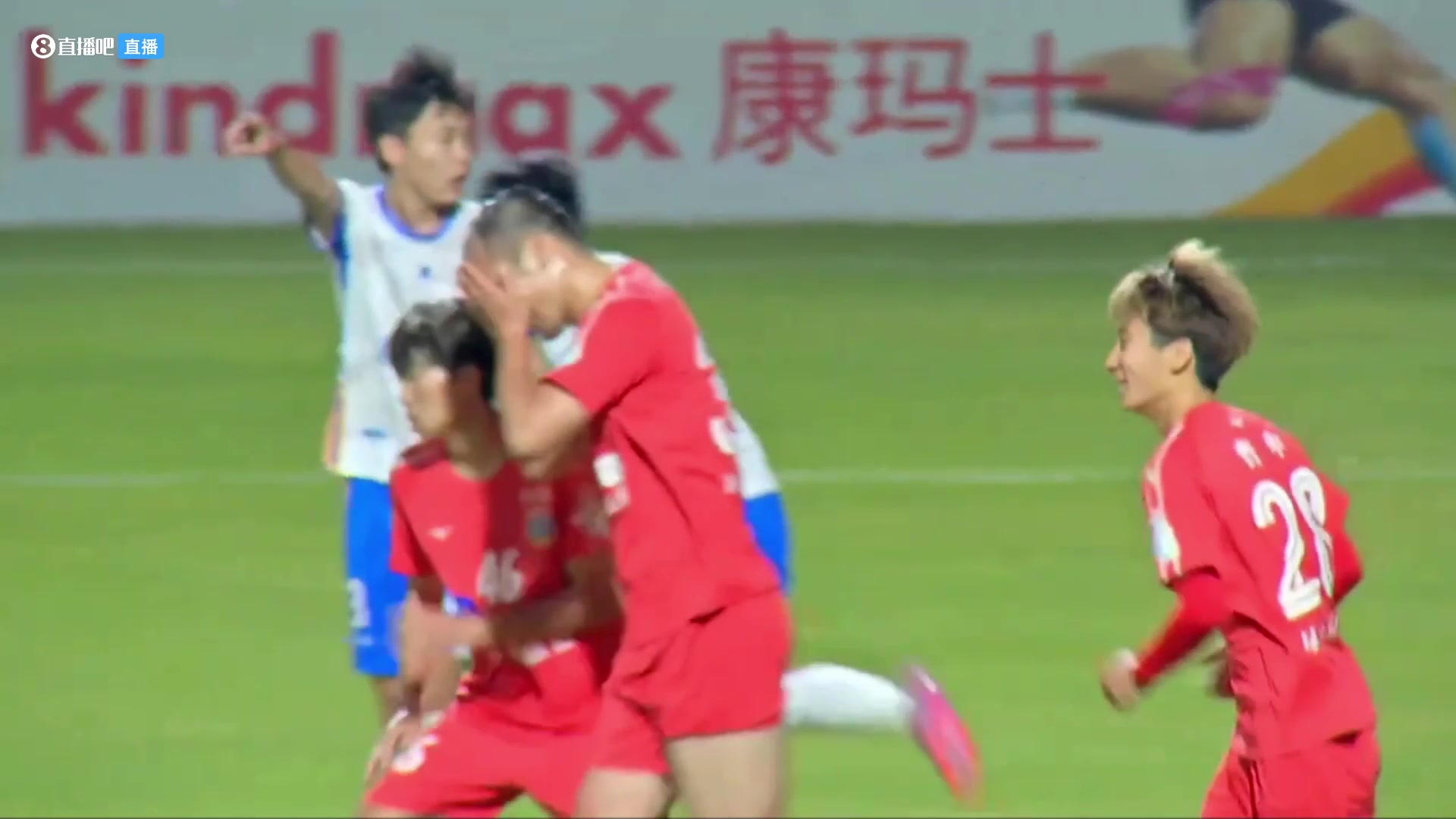 全是逆天操作！中冠球员连续低级失误送点，对手点球抡飞！