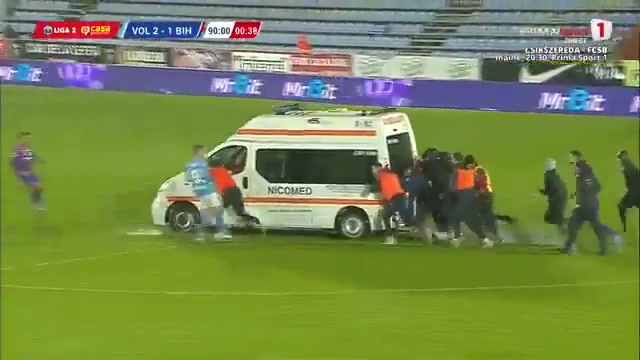 生命第一！罗马尼亚比赛大雨，众人推着救护车入场