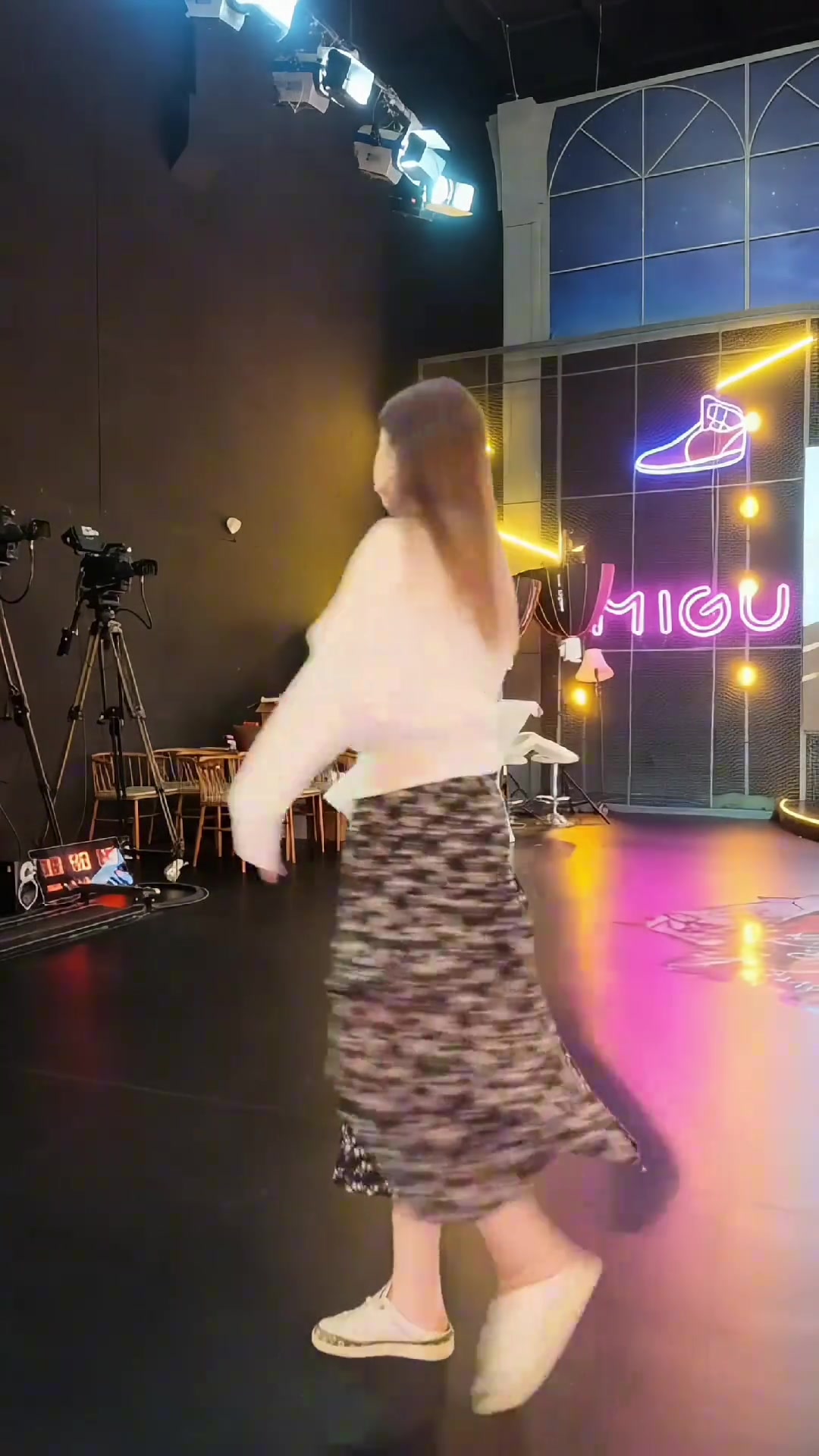【球迷看点】湖人女主播佳依直播中庆祝：西部半决赛！我们来啦！