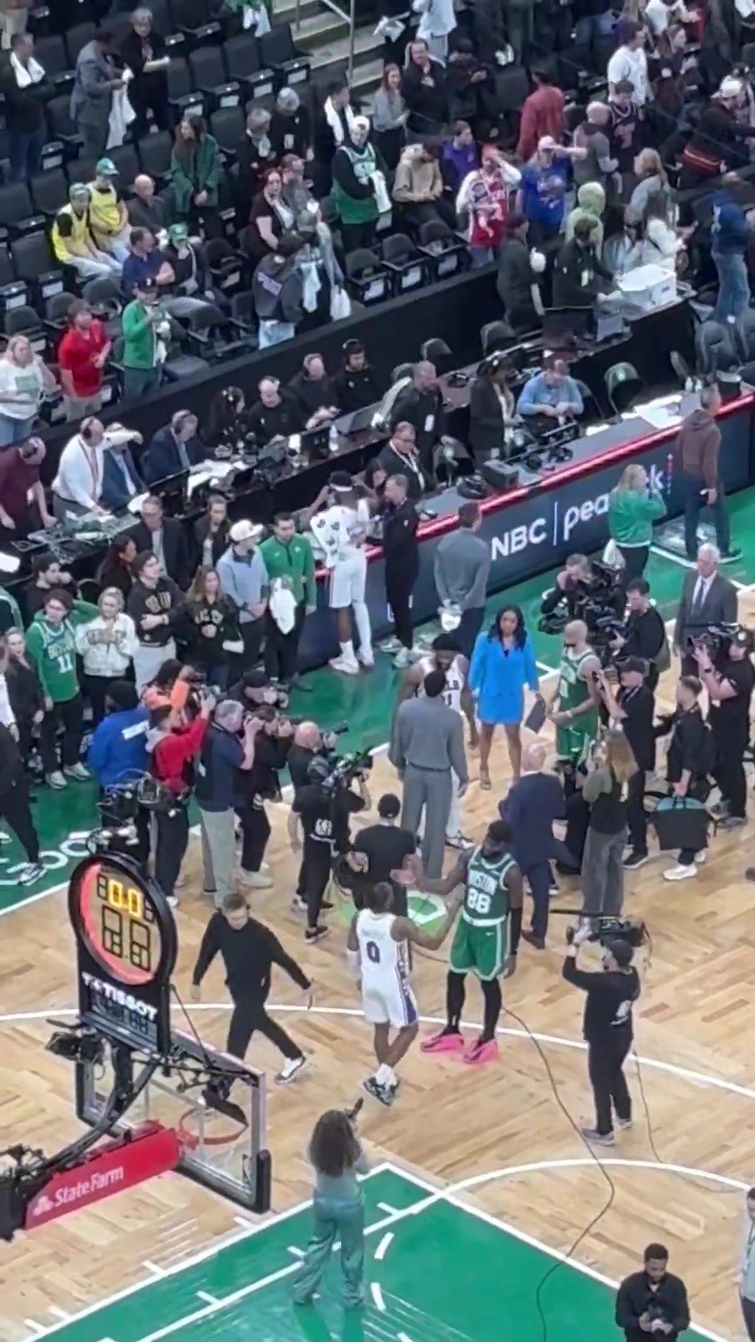 [NBA]双方惺惺相惜！恩比德赛后和塔图姆互相交流致意！