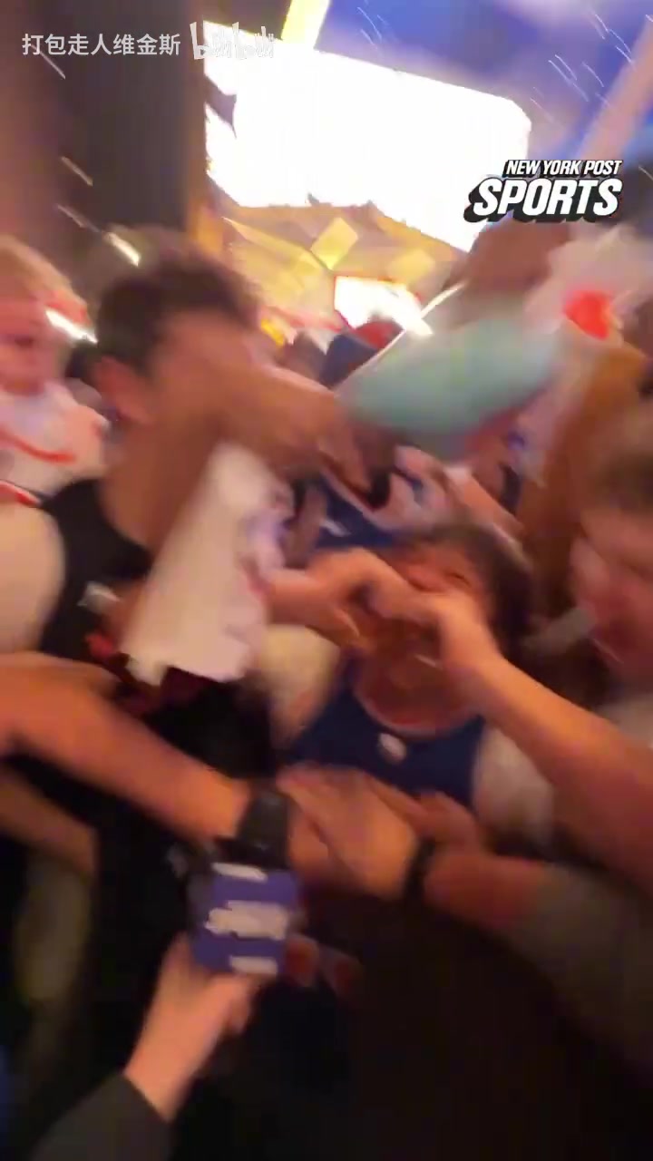 [篮球]我们要打绿军！一起来感受季后赛尼克斯球迷的疯狂氛围！