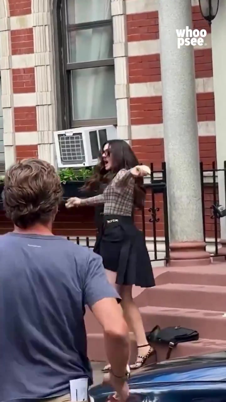 [推荐]如此优雅！阿森纳球迷安妮海瑟薇不慎滑倒，随即起身华丽
