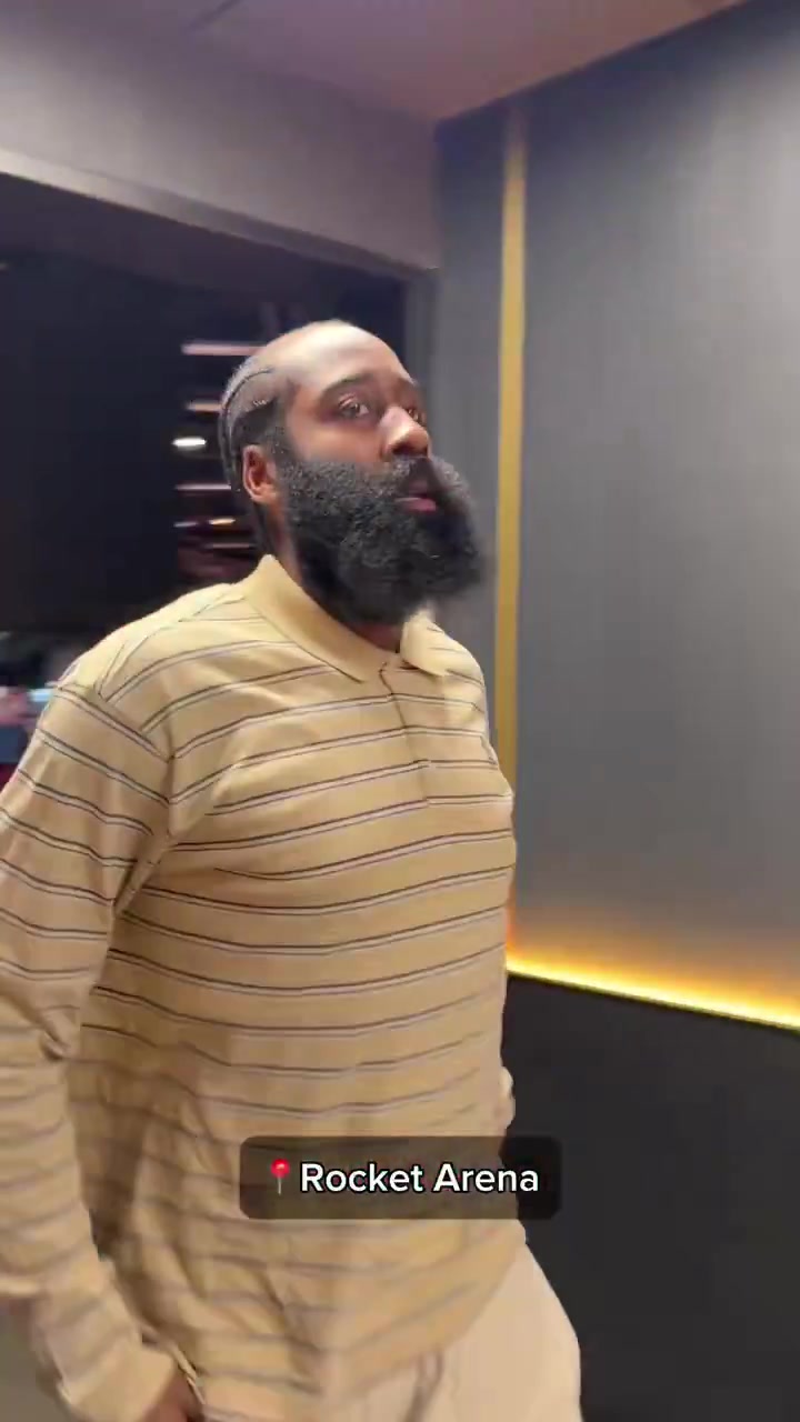 骑士众将抵达球馆准备抢七大战！登哥身穿一件条纹T恤很休闲啊
