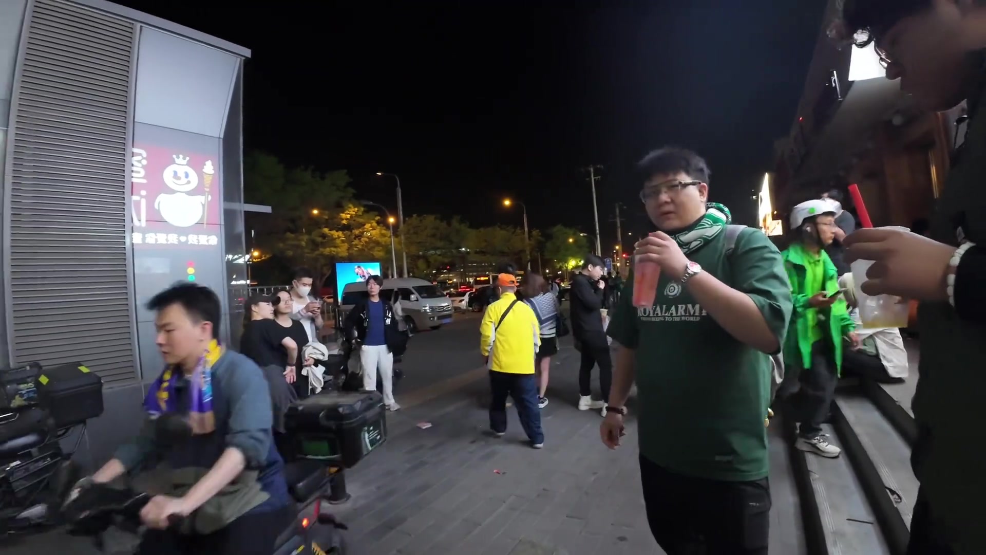 [体育视频]一团和气！北京球迷调侃路过的天津球迷“中奖概率倍儿高”