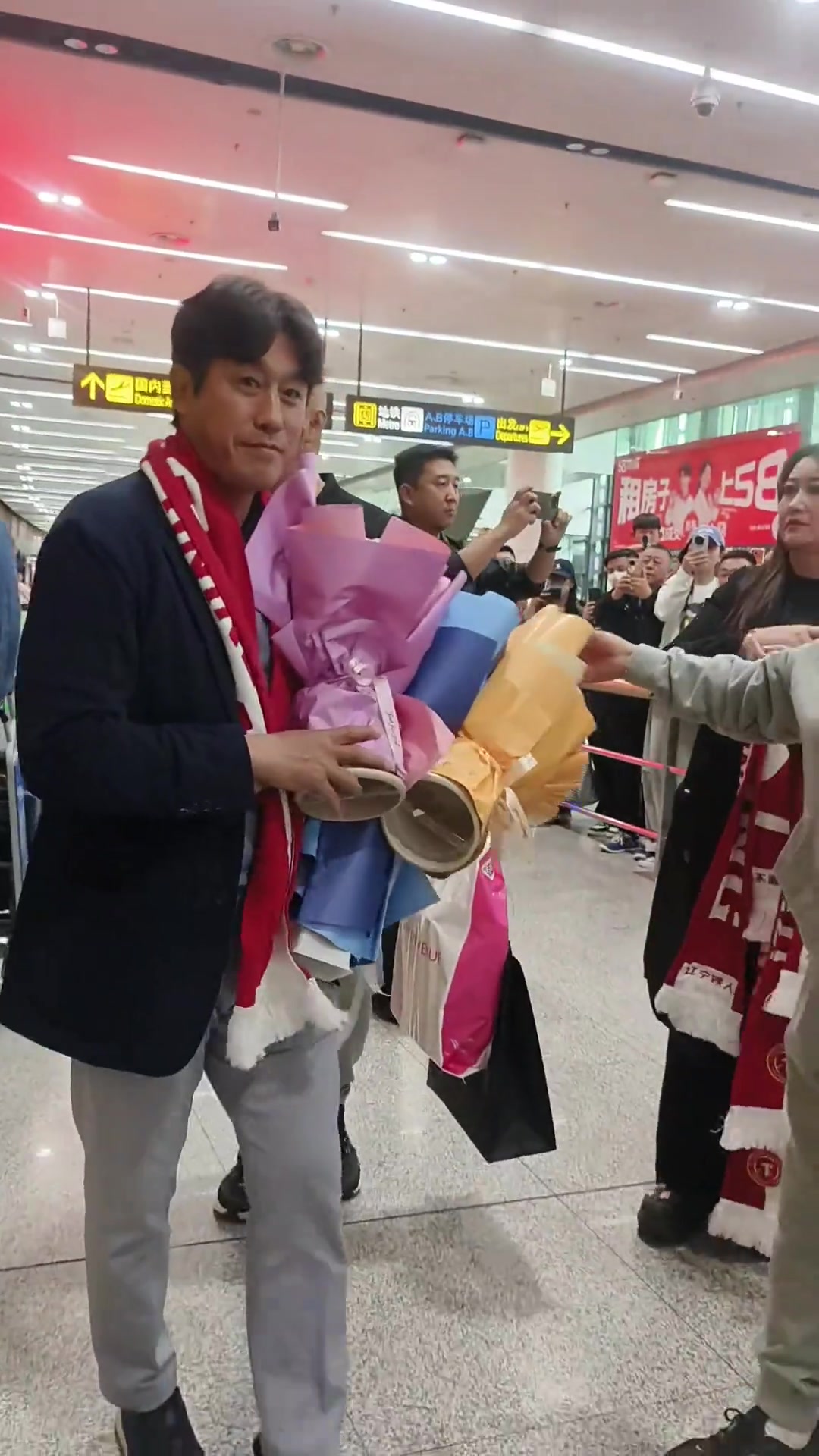 [推荐视频]徐正源抵达沈阳，铁人球迷高喊其名字欢迎到来