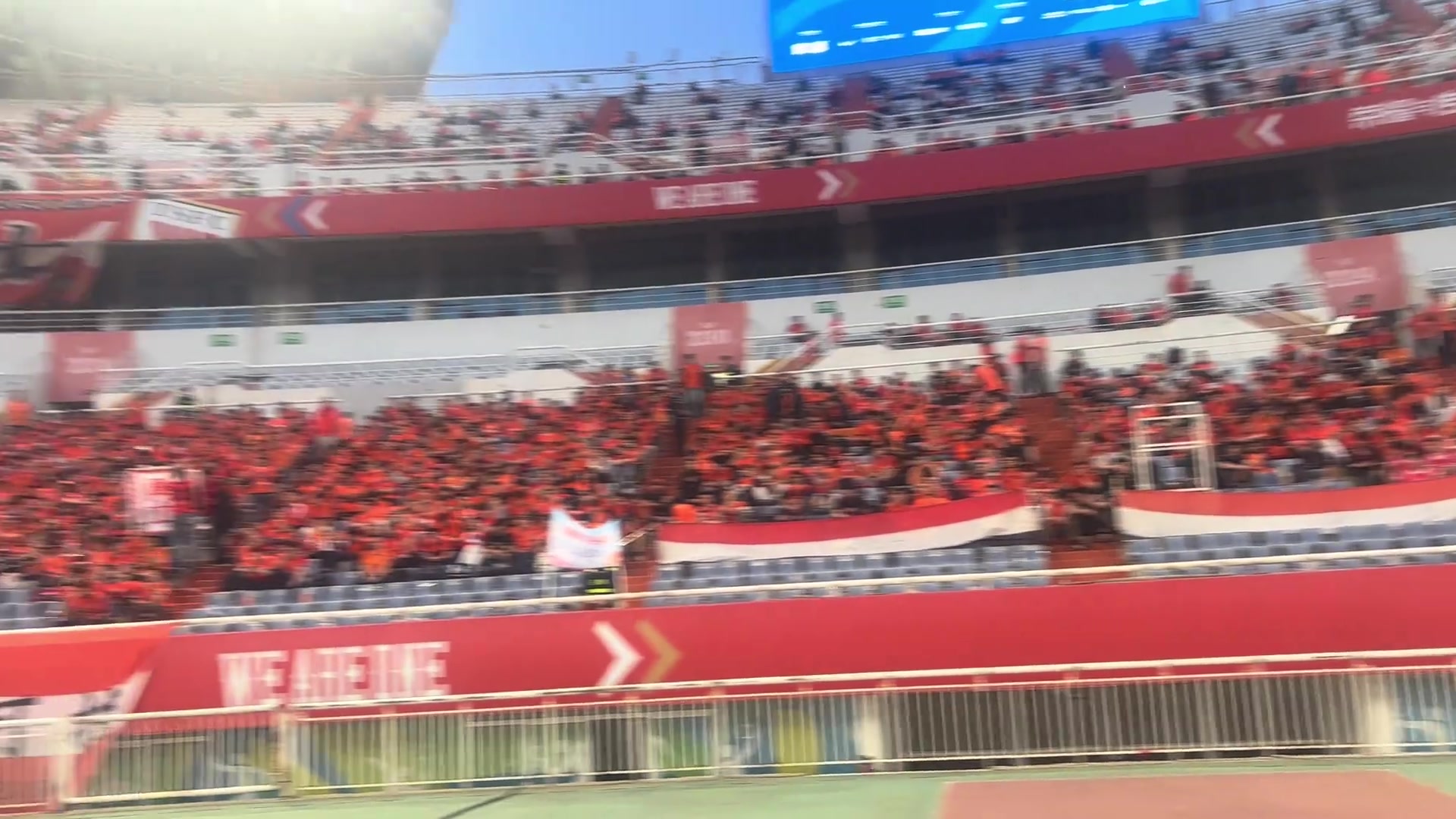 最冷清的一次九声汽笛！赛前，现场大部分泰山球迷选择静默