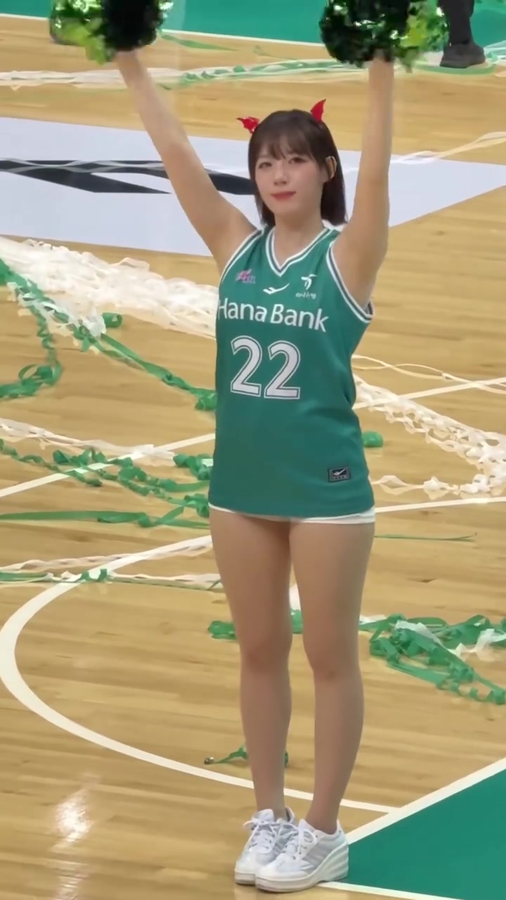 [赛事精彩录]完美梨型身材！韩✨国啦啦队美女河智媛！可爱的风