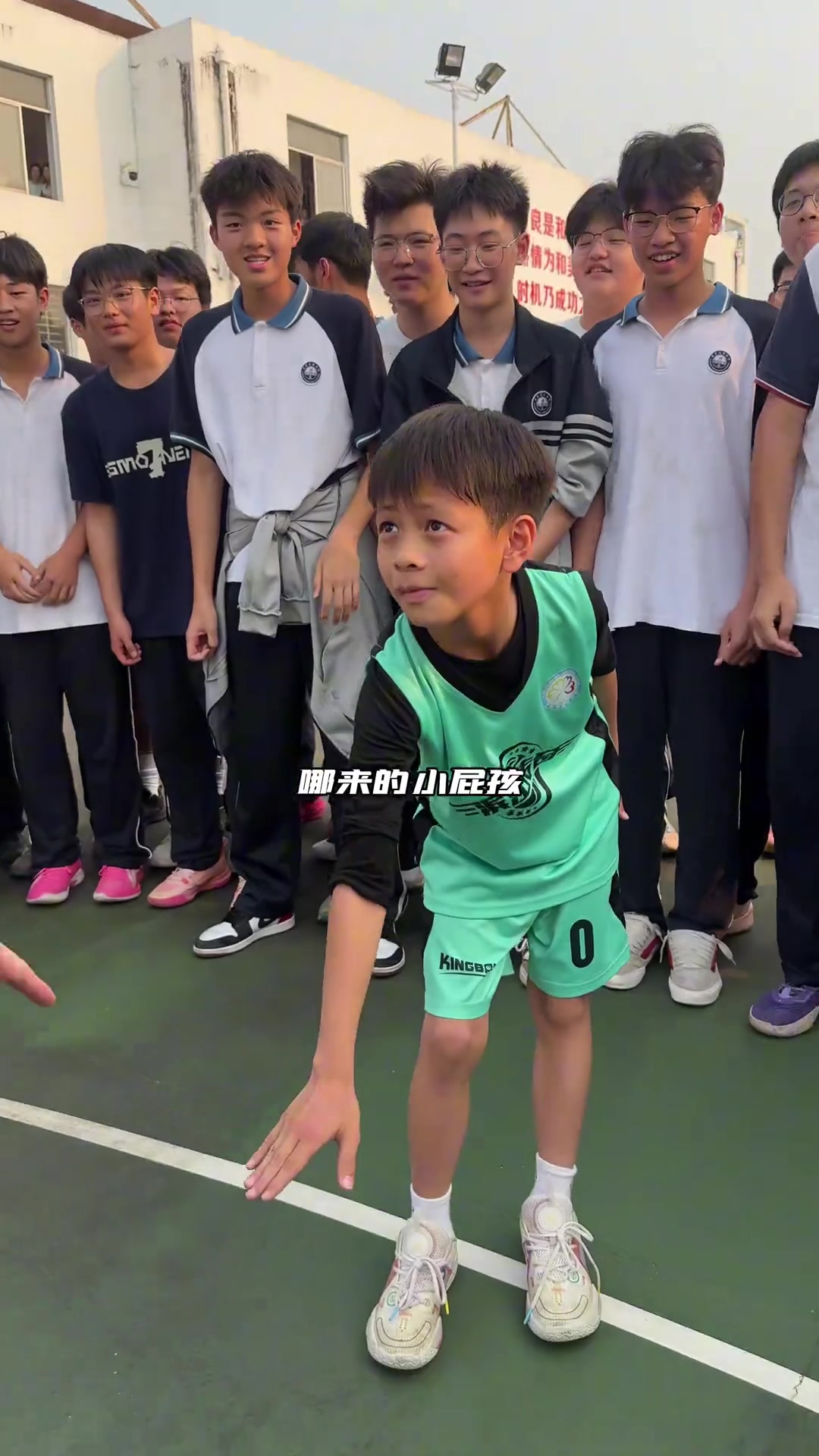 天赋尽显未来可期！广西7岁小孩背书包球场1v1单挑大人