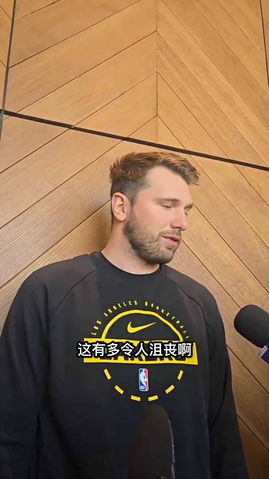 [视频]东契奇：我只想打篮球，太艰难了，只能坐着观看他们打...