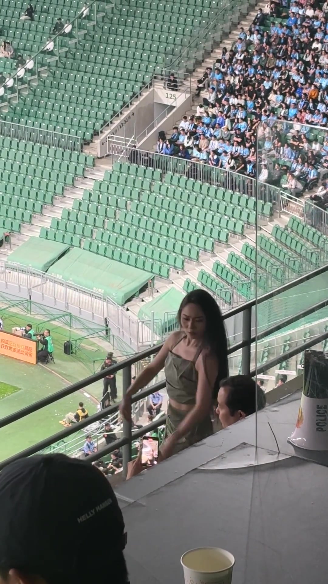 [你怎么看？]国安少一人3比0领先，工体看台上的女球迷开心跳舞舞