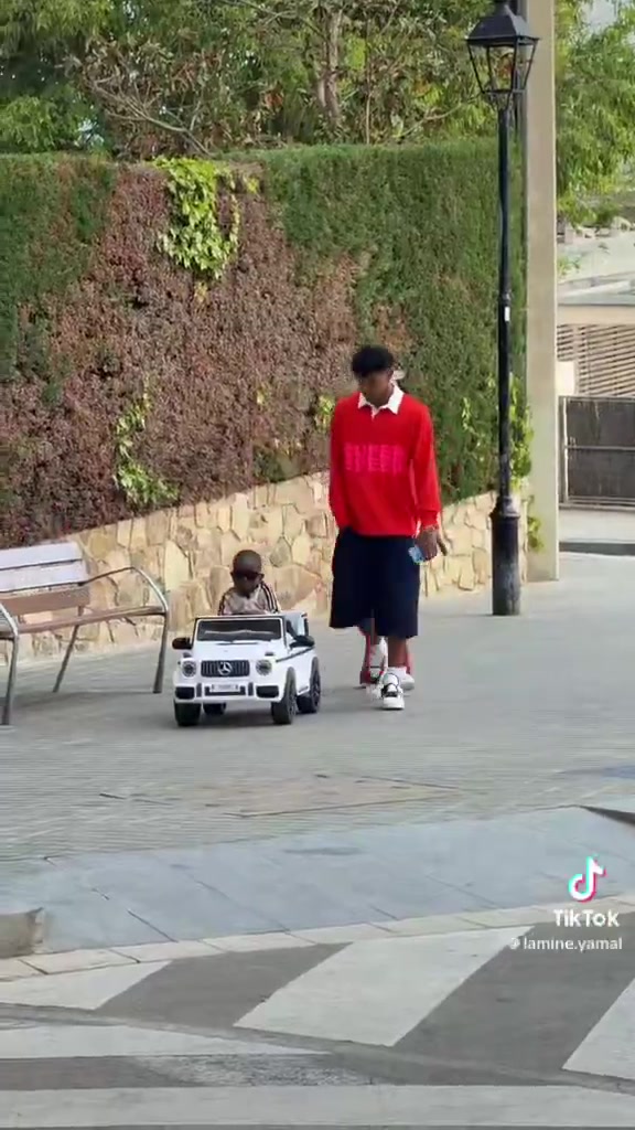 [推荐视频]亚马尔的弟弟穿皇马球衣…季马尔这是准备加盟皇马啦