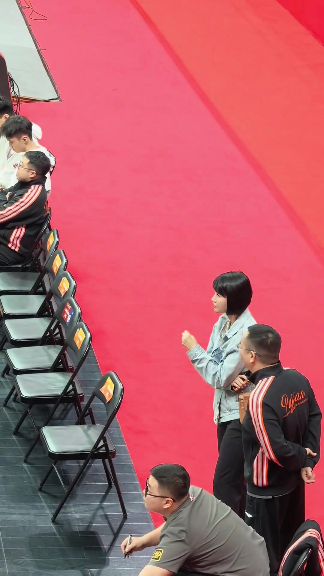 气质拉满！cba最美总经理伍佰兰一出场就是焦点