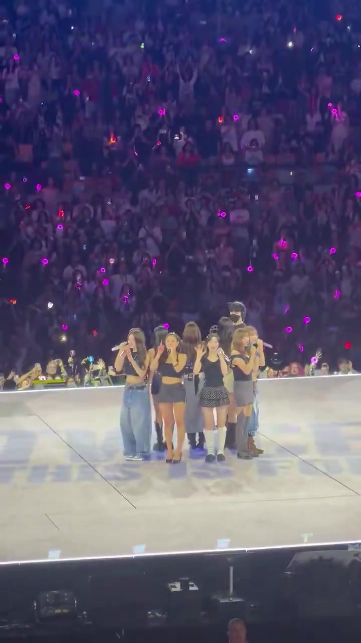 [花边]韩国女子组合“TWICE”在演唱会上Siuu，这群女