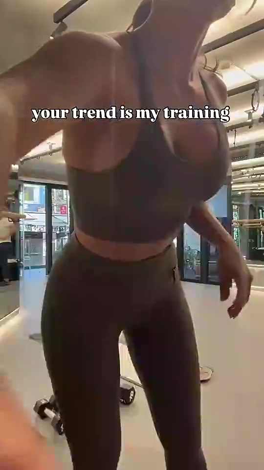 和申京关系紧密的土耳其美女记者曾晒健身~身材真的好