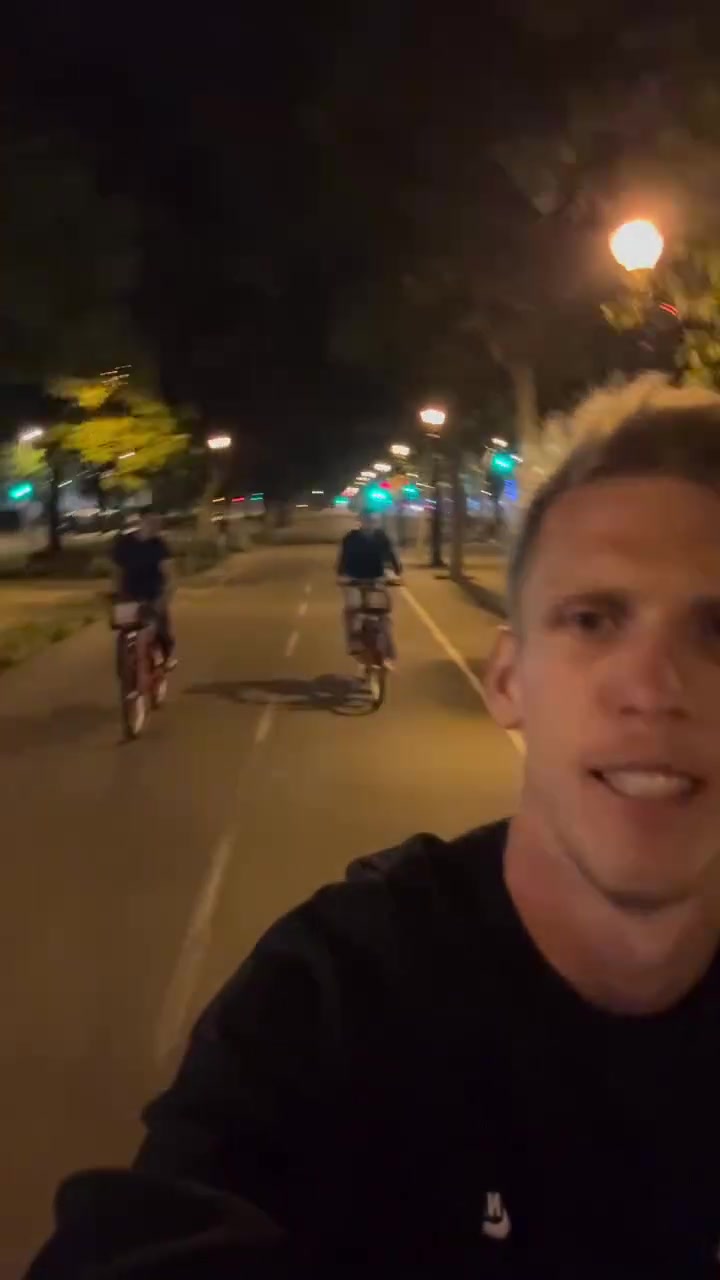 [体育头条]冠军之夜！奥尔莫的镜头：夺冠后骑车夜游的巴萨球员