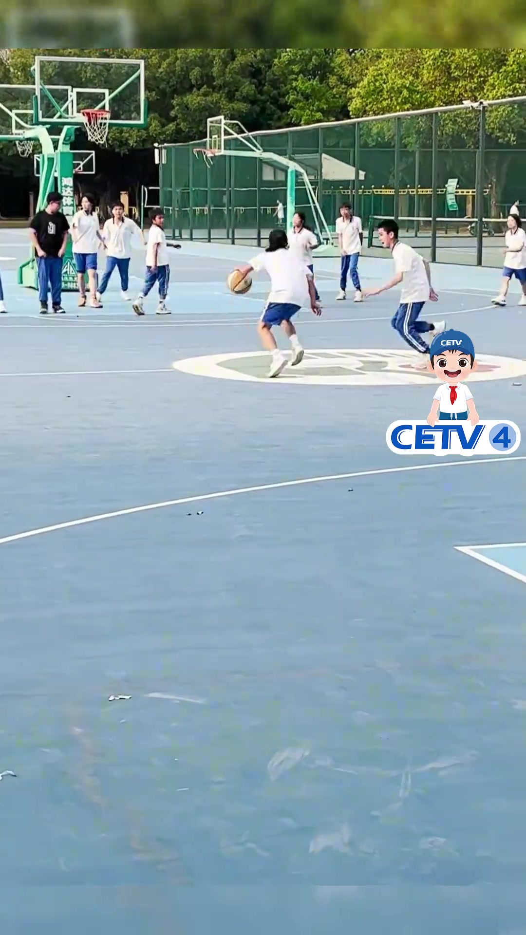 [热门集锦]篮球训练，老师安⬆️排女生和男生对打，一名初三女