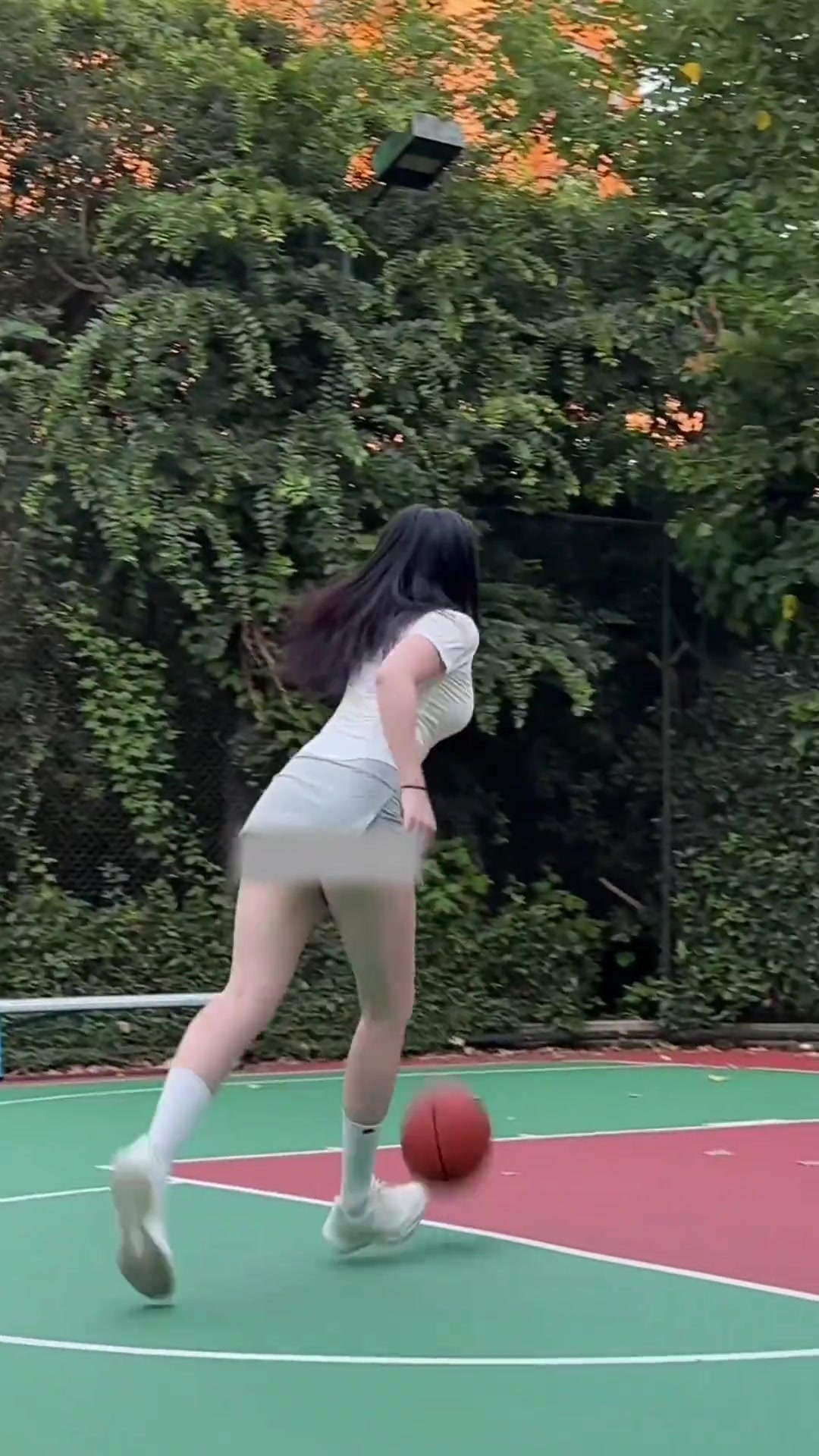 [球场热评视频]兄弟，要什么资❕格才能认识她？