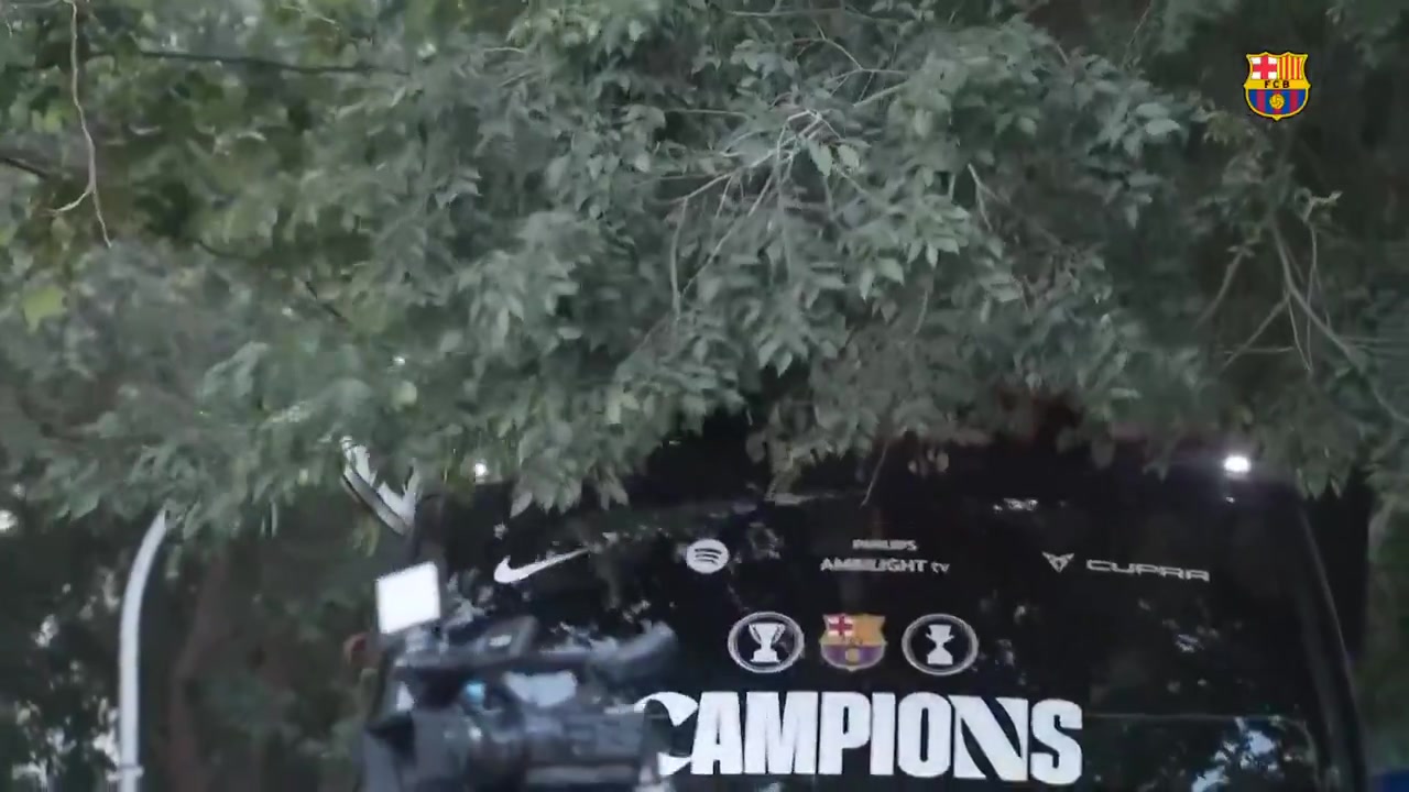 【集锦】怎么开的车！莱万和什琴斯尼在游行中躲避树枝，差点被一波带走
