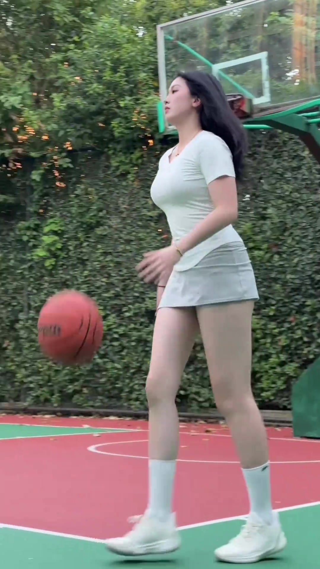 [视频]准备好迎接夏天了吗？ 野球场肘姐又美又能打，谁来上对抗☺️
