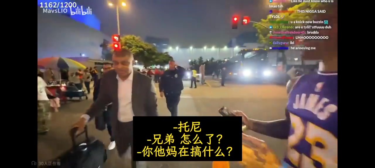  [湖人]美国网红身穿詹姆斯球衣 ，赛后蹲裁判下班，替老詹要说