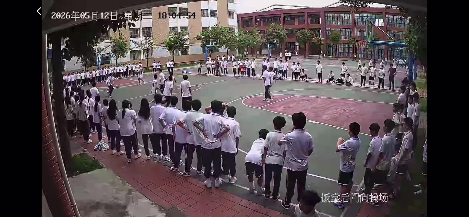[球迷看点]起码一周听不进课？某中学上演后场超远距离的绝杀全