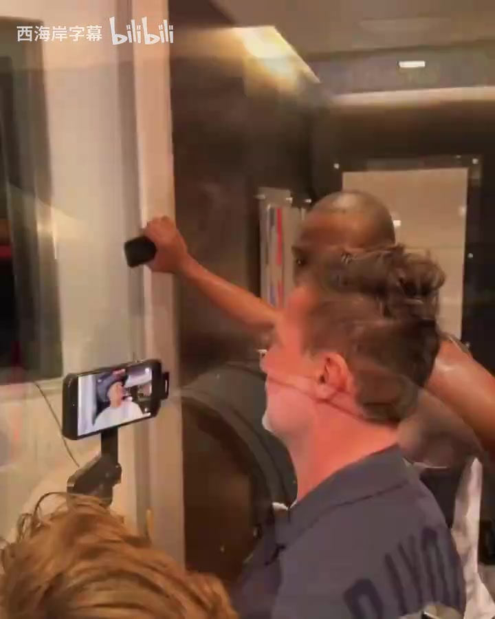 【体育头条】替补兼职翻译！比永博赛后担任凯尔登西班牙语翻译！