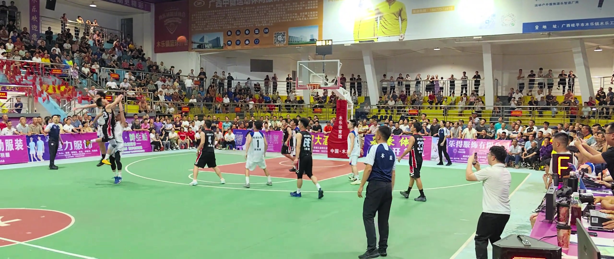 [NBA]裁判争议！野球场最后三分被两人碰撞在地，哨声始终迟