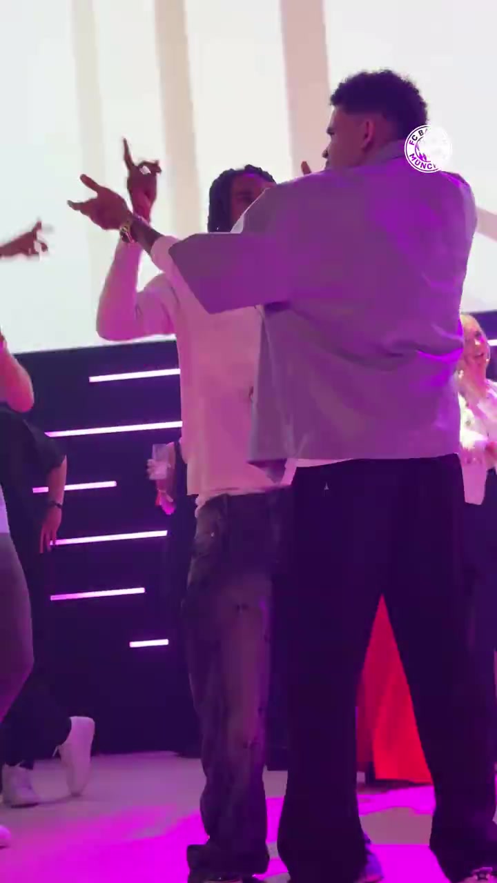 [视频看点合集]说我不合群？⬅️奥利塞❕夺冠晚会上和队友热舞