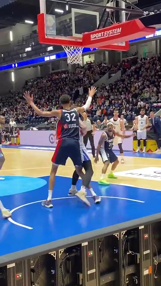 [文班亚马]身体确实长壮了很多！文班没进NBA之前，篮下对抗