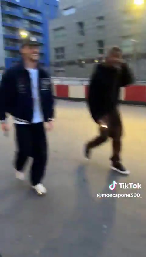 [精彩剪辑]没睡觉嘛？！阿森纳球员们一大早就抵达酋长球场，每