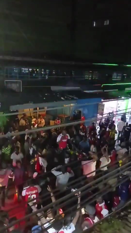 [热门高光]肯尼亚的阿森纳球迷走上街头疯狂庆祝夺冠
