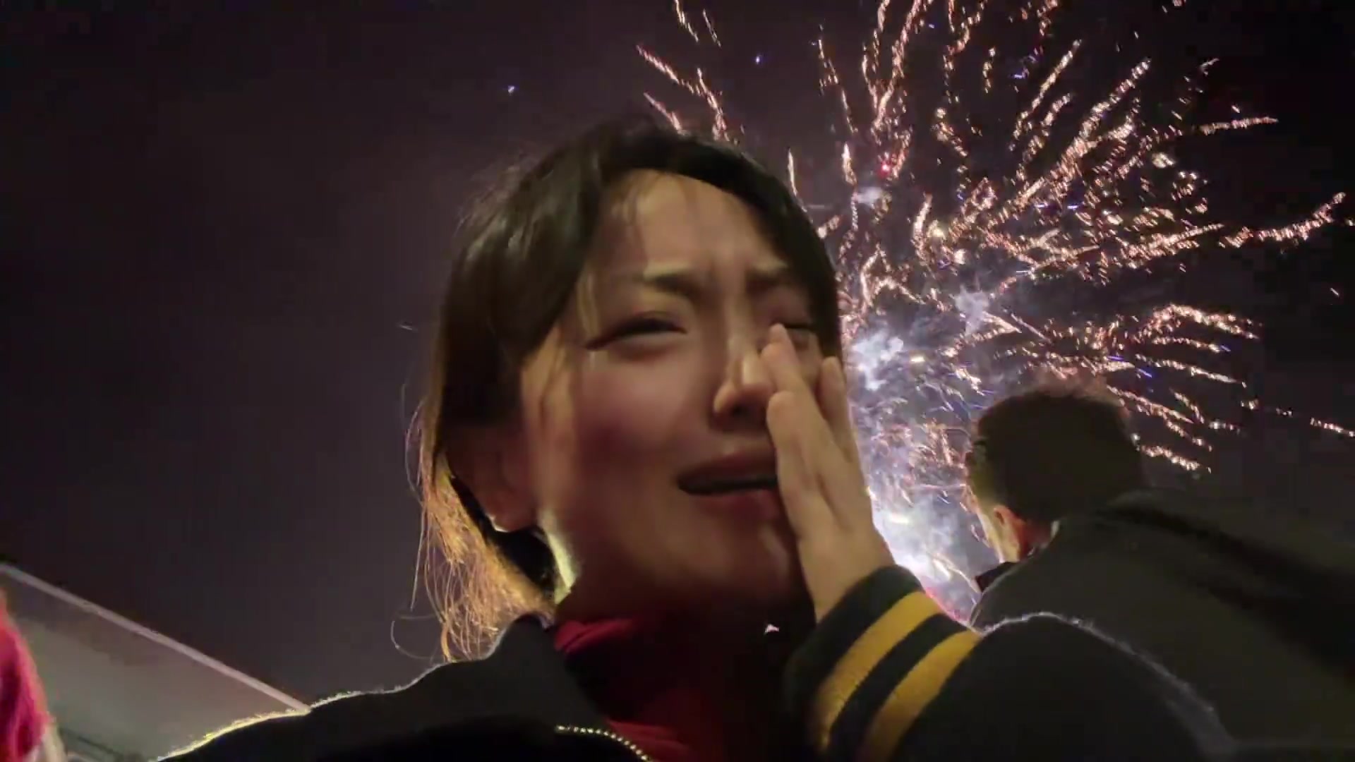 【实况回放】不容易啊！阿森纳夺冠，女枪迷明月眼含热泪庆祝