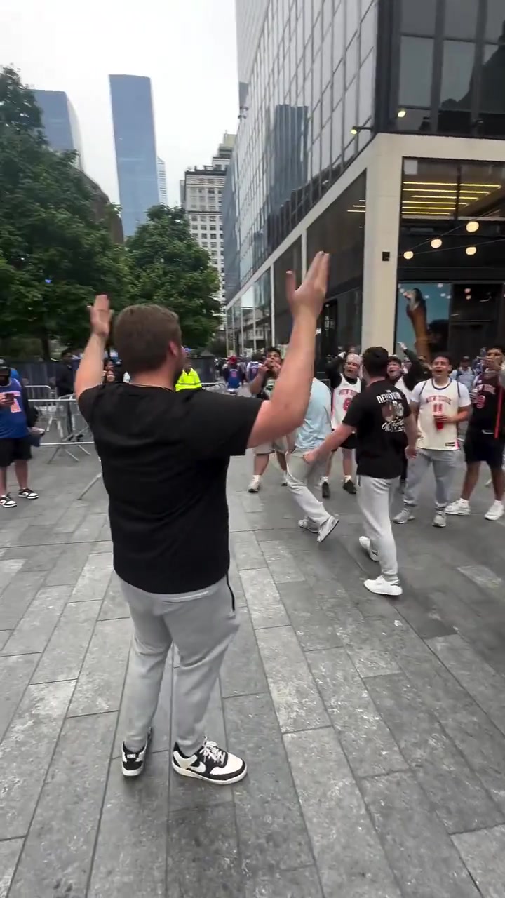 [热门高光]骑士球迷太勇了！跑去纽⬆️约街✌️头 遭尼克斯球