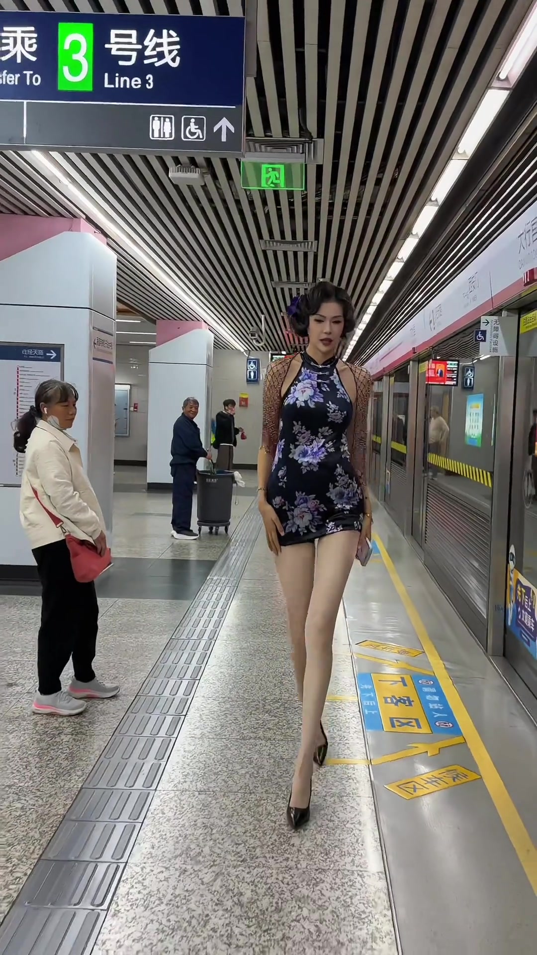 两米的许诺穿旗袍坐地铁出勤 和路人的身高差太有画面感了! 两米的许诺穿旗袍坐地铁出勤 和路人的身高差太有画面感了!
