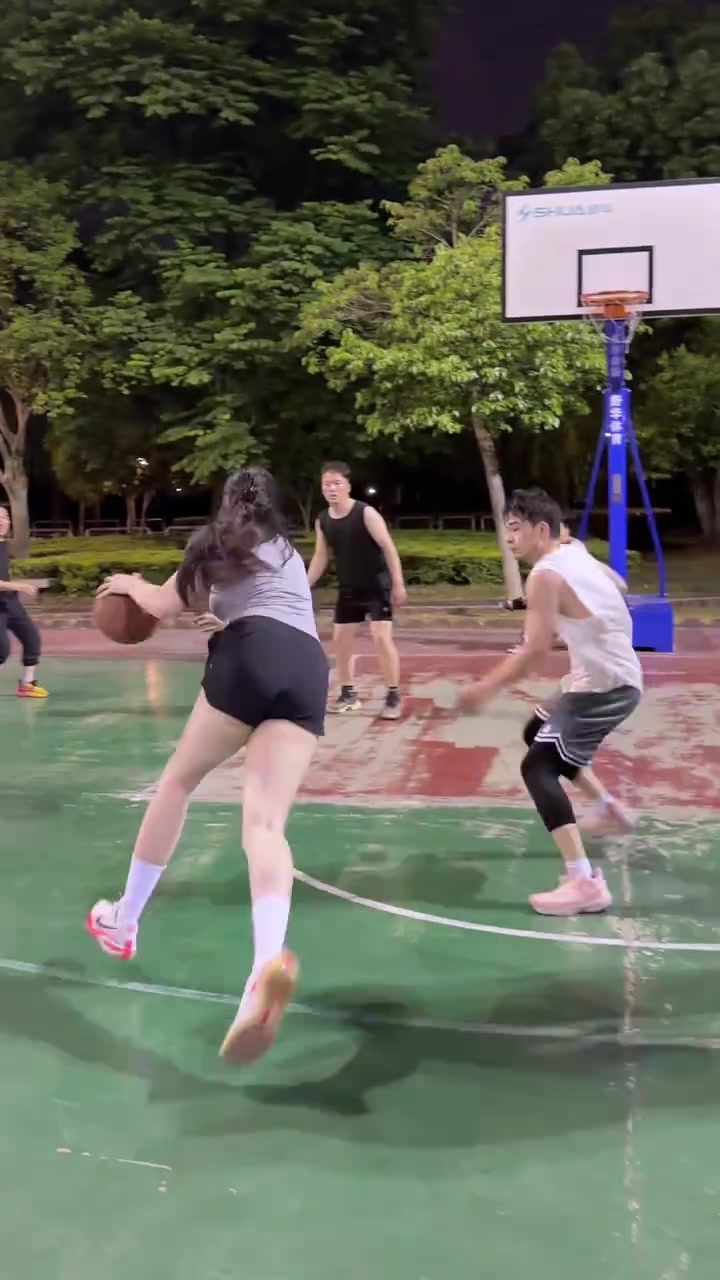 [美女]吧友们一起来看看“肘姐”这球有没犯规