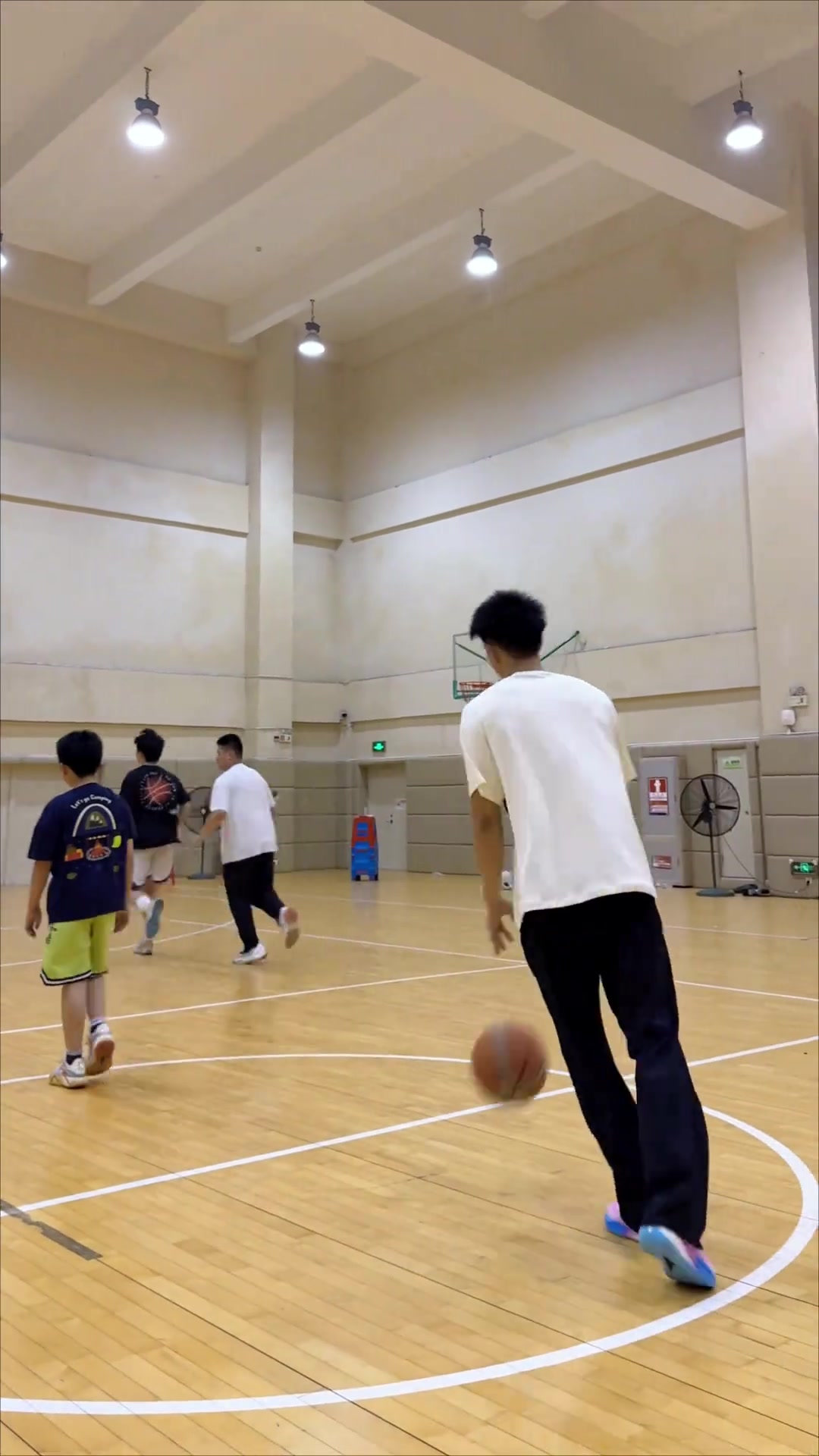 【体育视频】小孩哥：家人们，你们觉得我刚刚没跳一下是不是给他