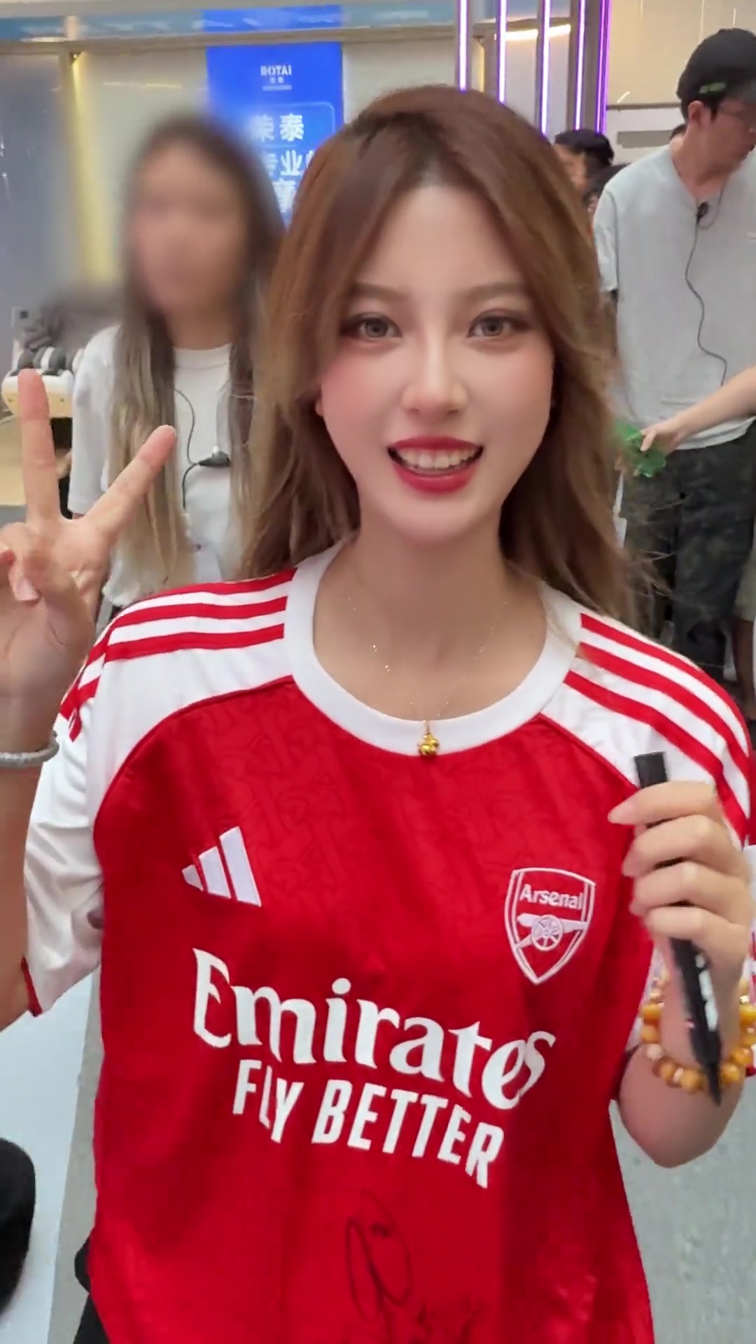 皮雷广州行,阿森纳美女球迷要到亲签球衣