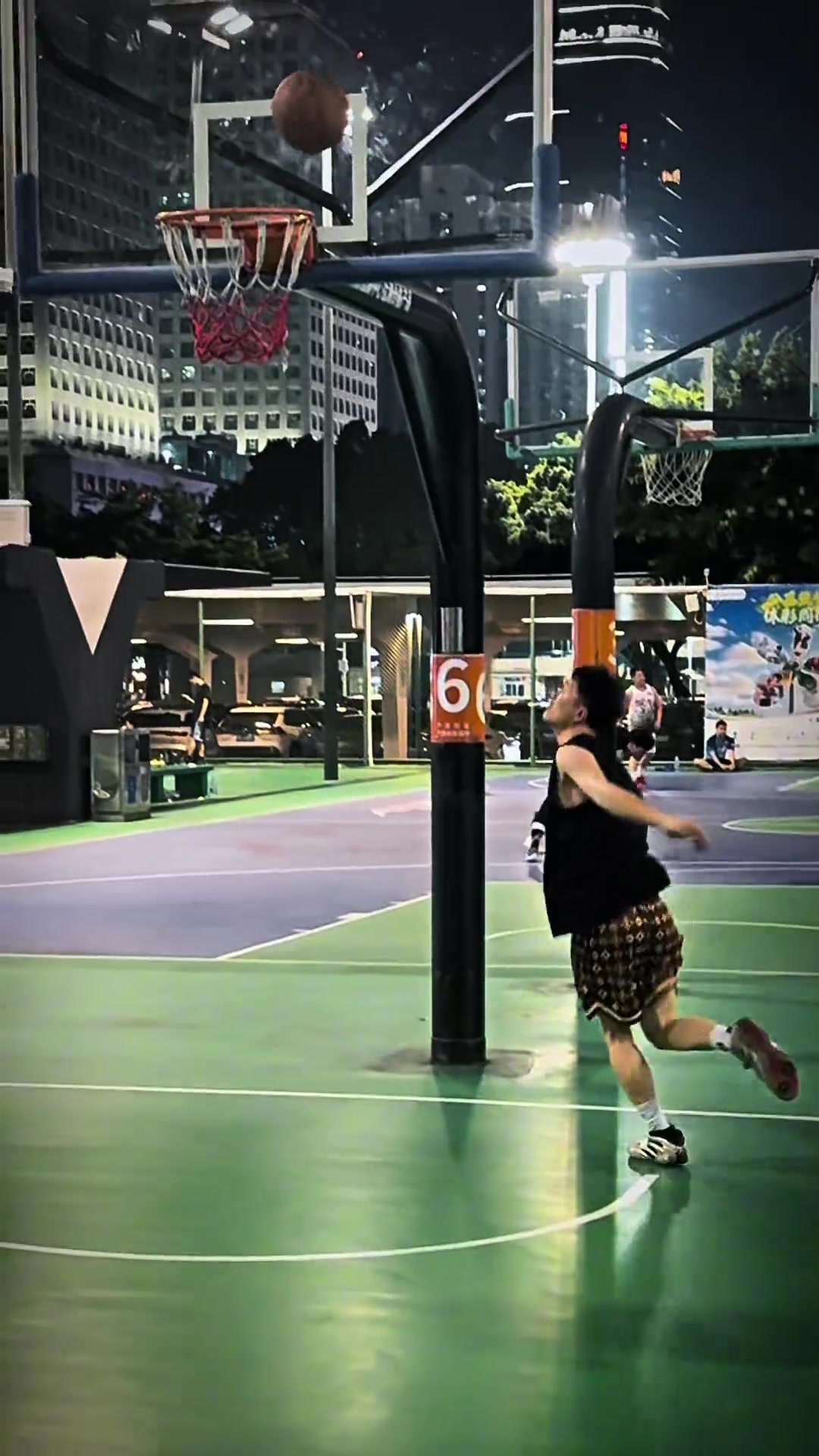【今日球场视频】离谱的胯下过人 这算犯⬇️规嘛？