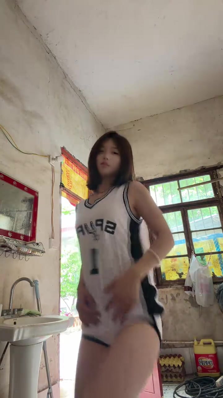 【比赛故事】要的就是马刺队服？女球迷上身文班球衣的热舞~