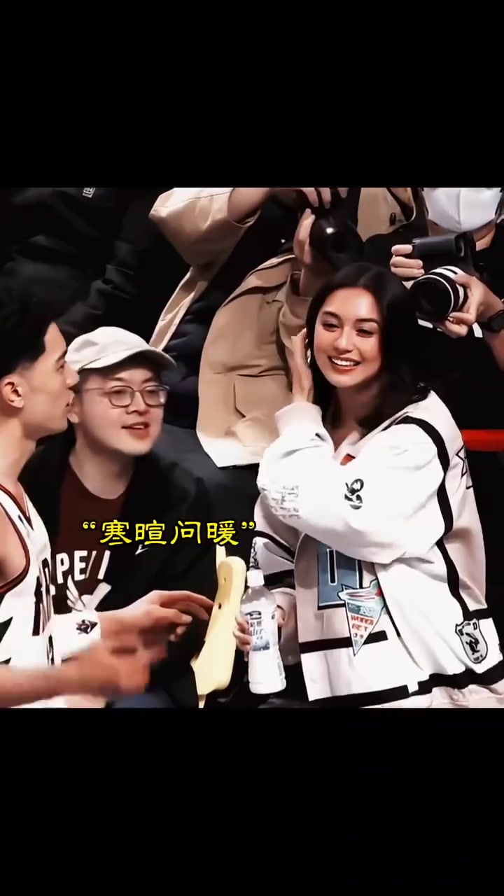 [集锦]球员休息间隙与女友腻歪，旁边个哥们被甜坏了吧