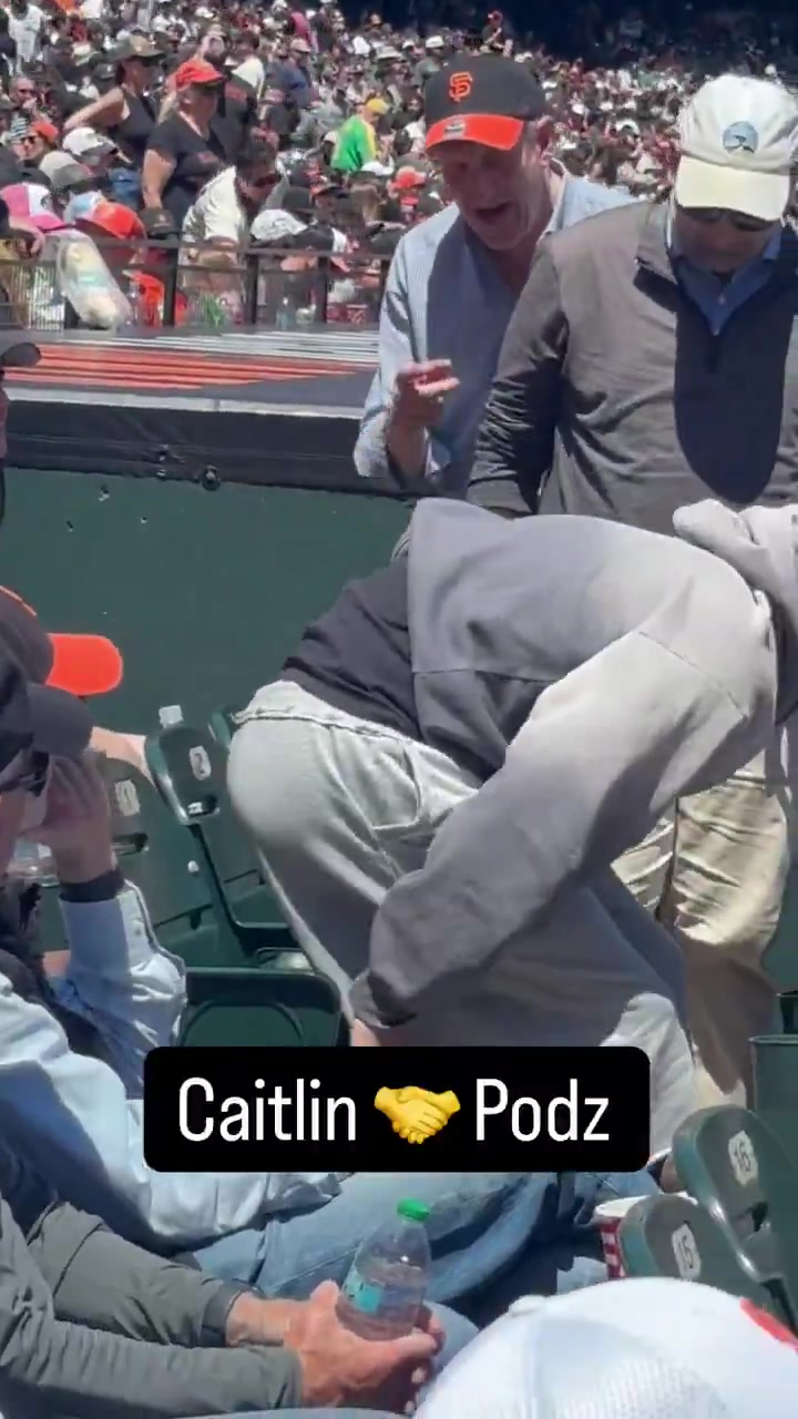 【赛事瞬间】波杰与WNBA球星克拉克一同观战MLB⬇️，两人