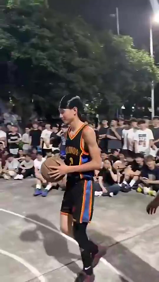 【视频】确实像！篮球网红野子搞笑模仿SGA造犯规，火到外网都在转发