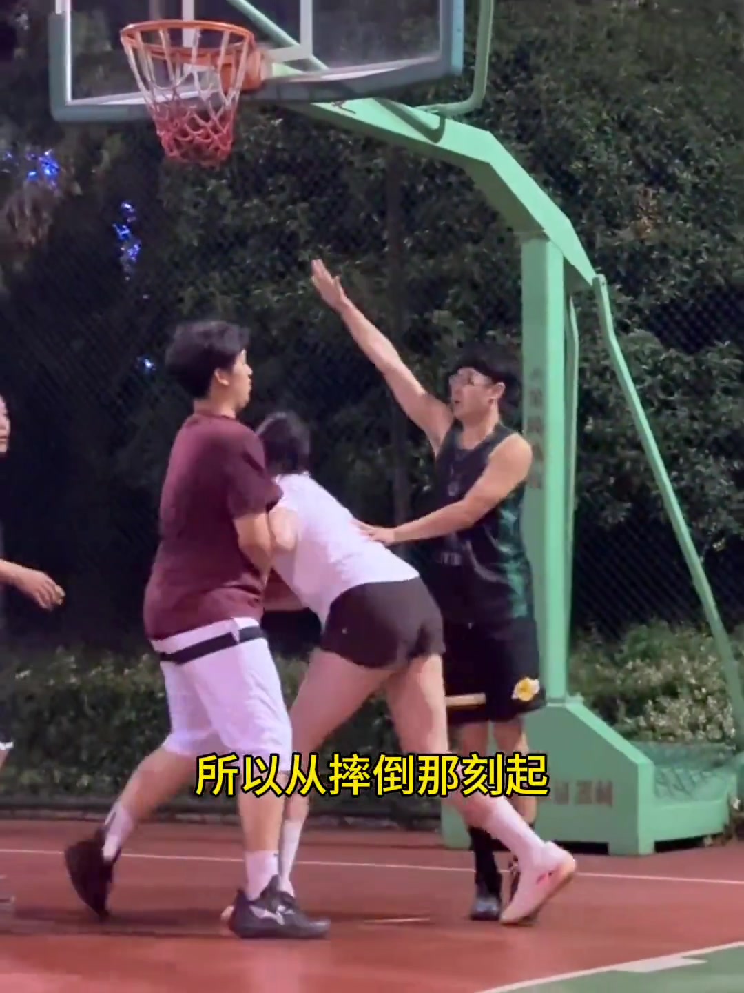[体育视频]肘姐在校园打球，从青涩少女到强硬霸主，肘姐经历了什么？