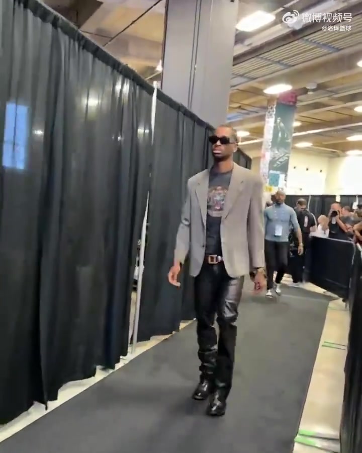 亚历山大这穿搭一言难尽啊真的看不出这是两届MVP的气质