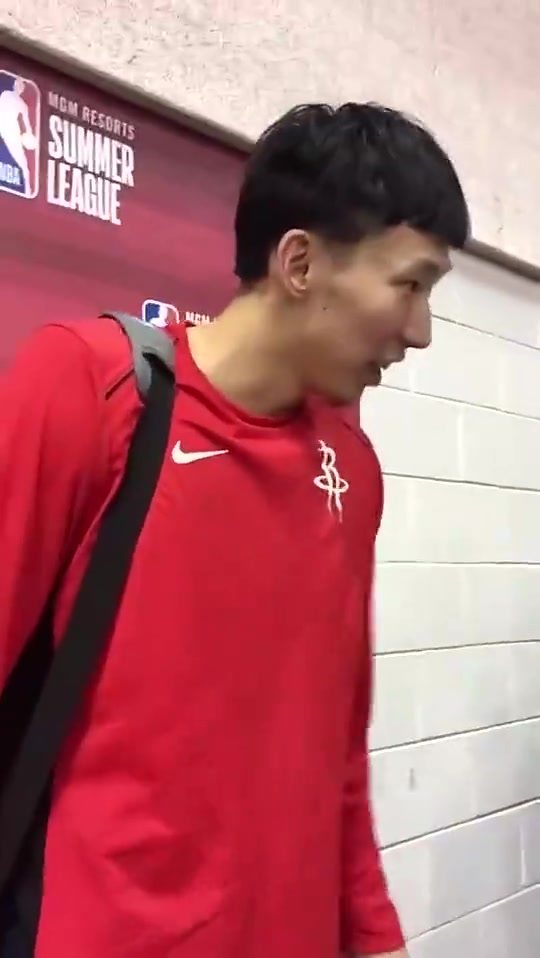 [NBA]那时两人还是队友呢！哈滕想要采访，周琦害羞拒绝！