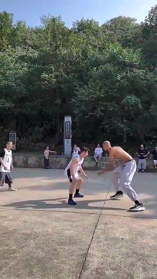 文班亚马休赛期赤膊上身在少林寺打球，这身体谁看了不震撼？