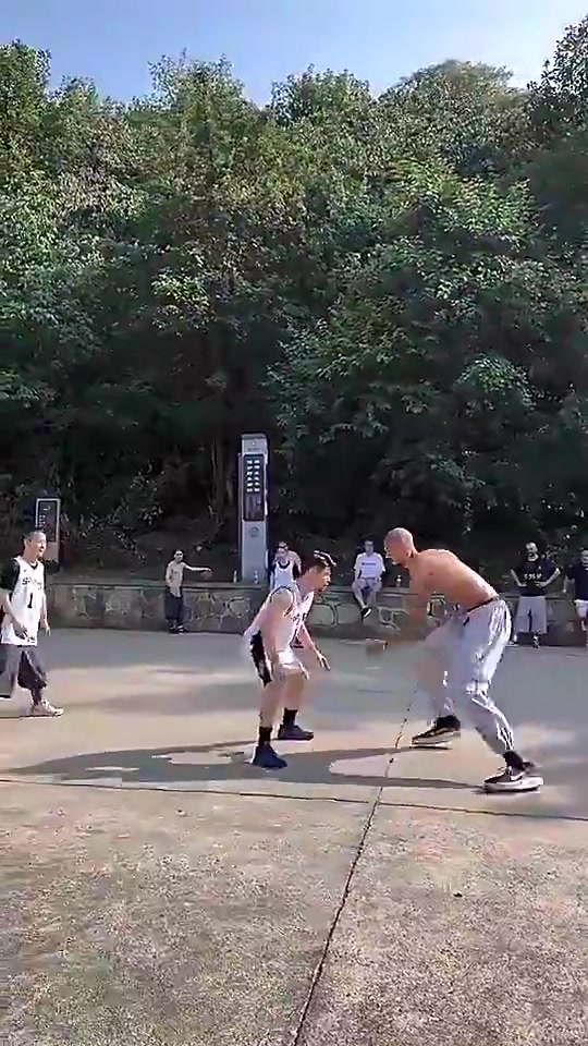 文班去年休赛期光着膀子在少林寺打球，这身体谁看了不震撼