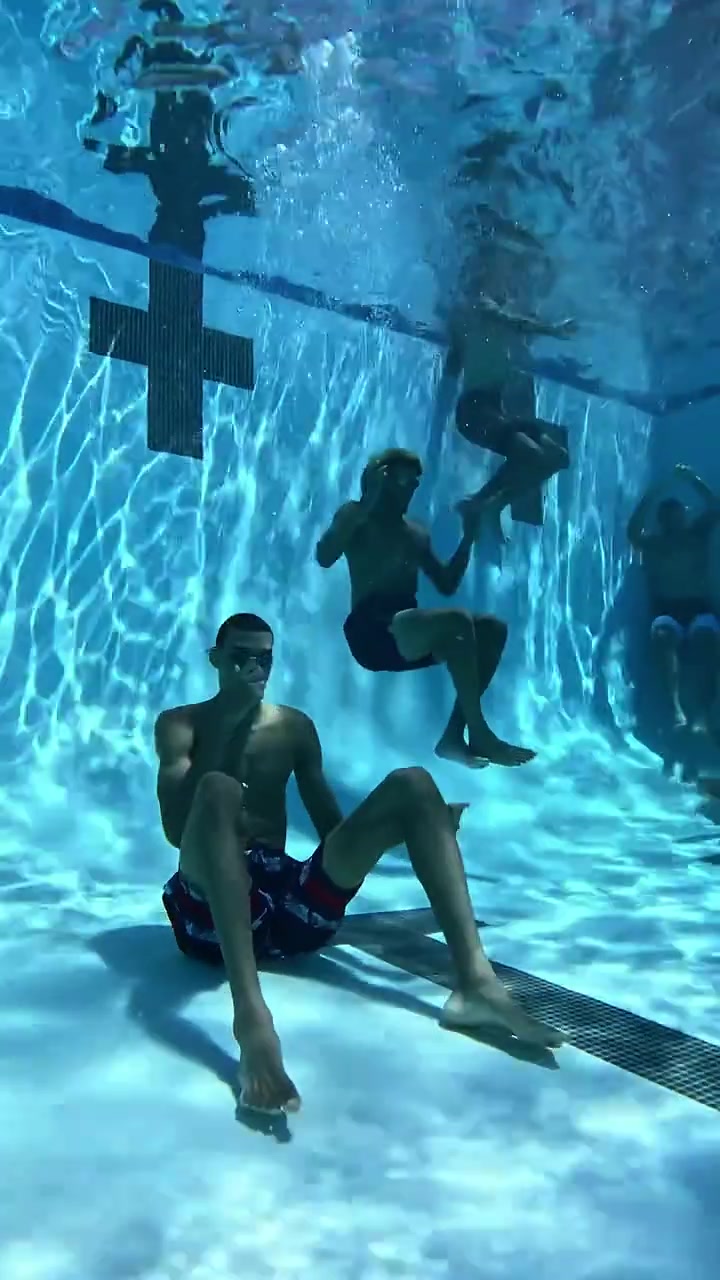 【精彩剪辑】逆天！文班亚马竟然在水下训练力量 看来很能憋气啊！